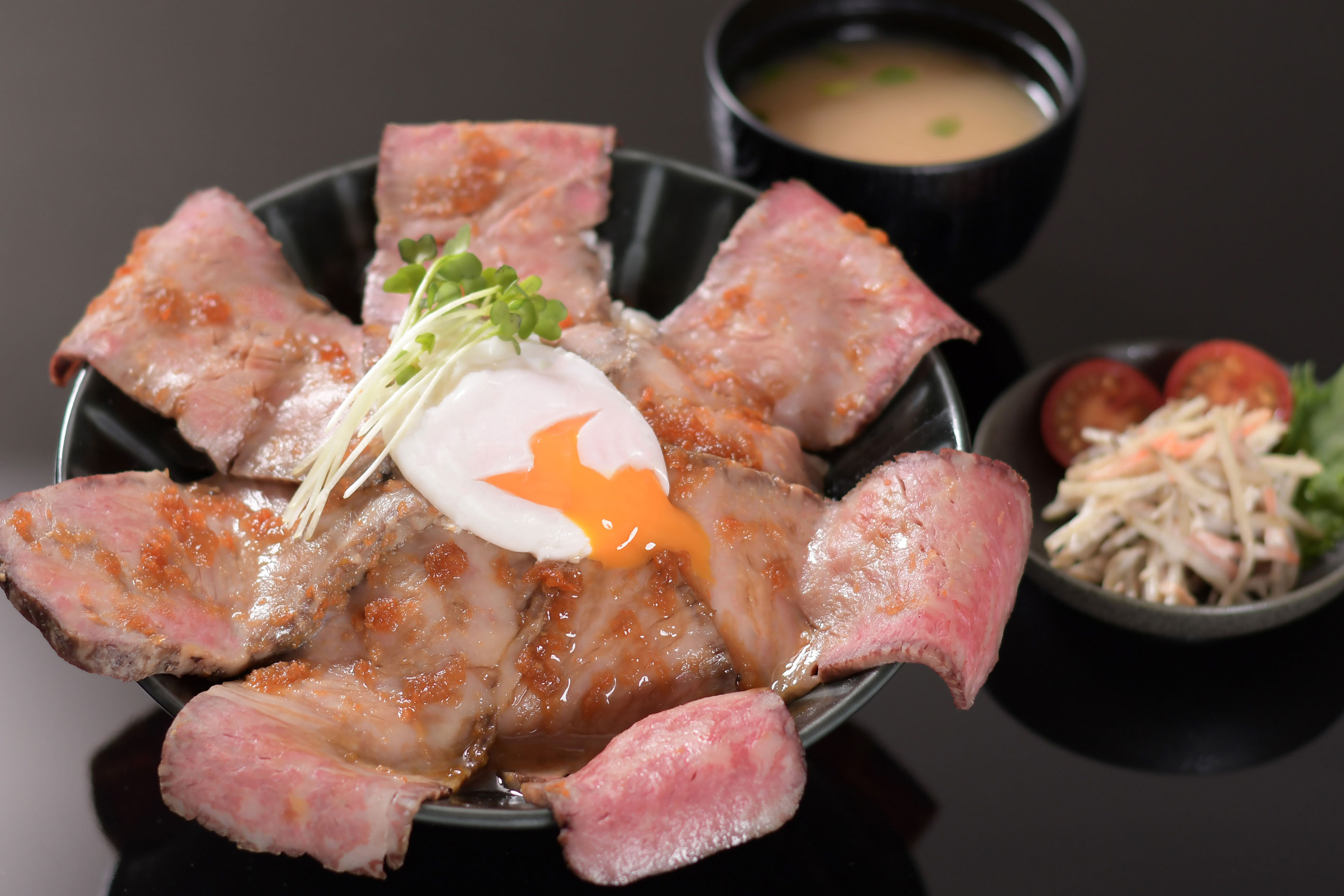 地元ブランド「三ケ日牛」のローストビーフ丼