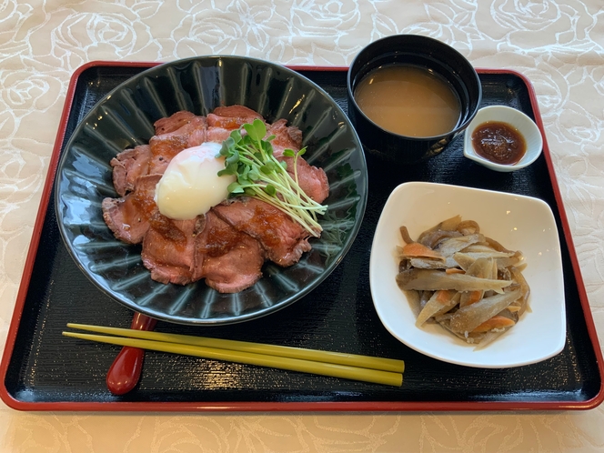 三ケ日牛のローストビーフ丼（味噌汁・小鉢付）