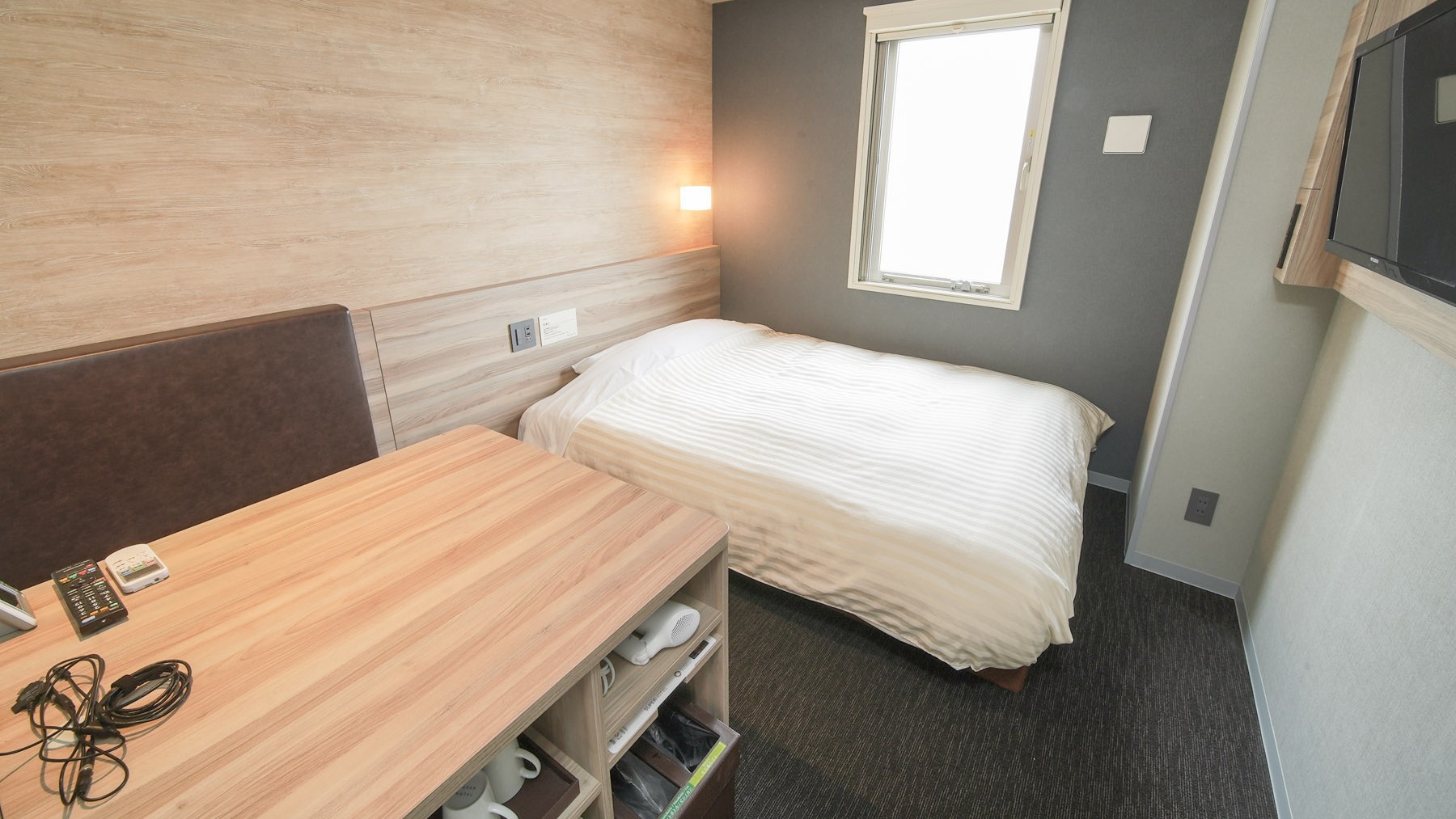 ワイドデスク完備,ベッドサイズ150cm幅