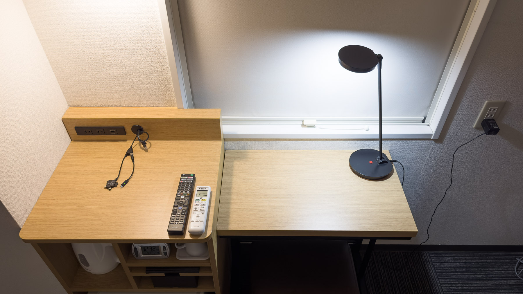 客室は睡眠前に適した明るさのため、仕事や勉強をされる方には電気スタンドの貸出も
