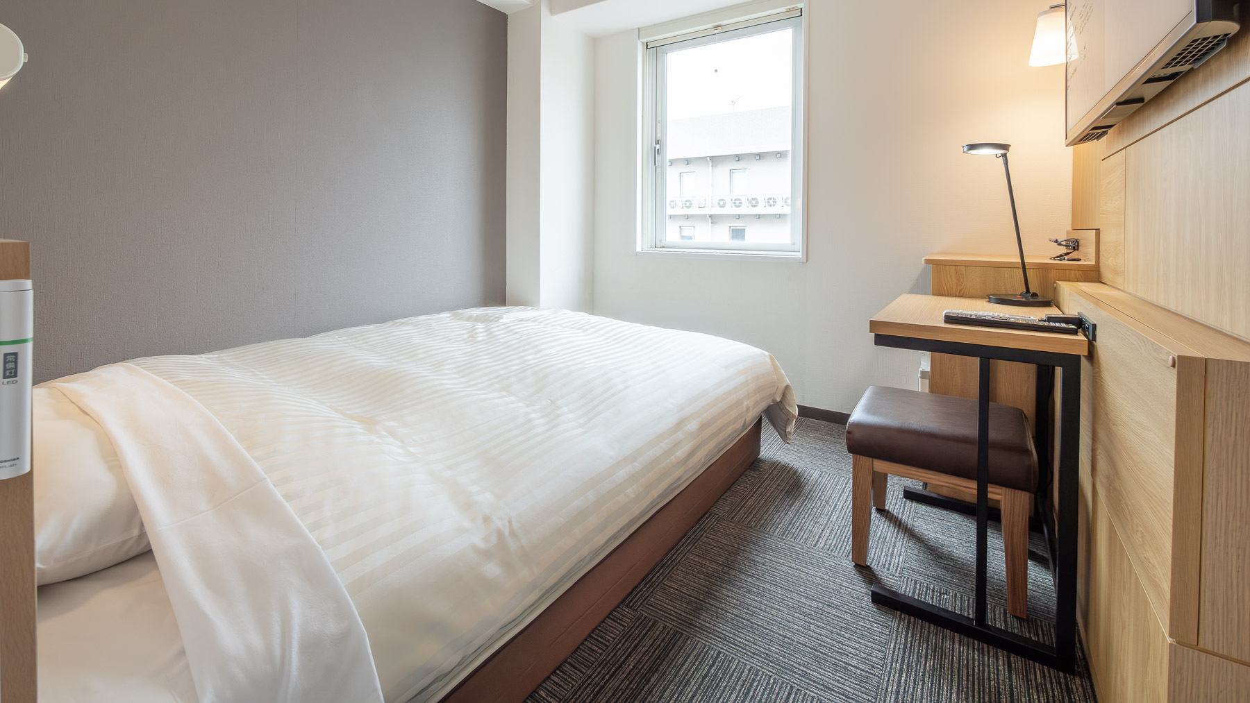 眠りを追及した150cm幅のワイドベッドと適度な硬さのマットでぐっすり