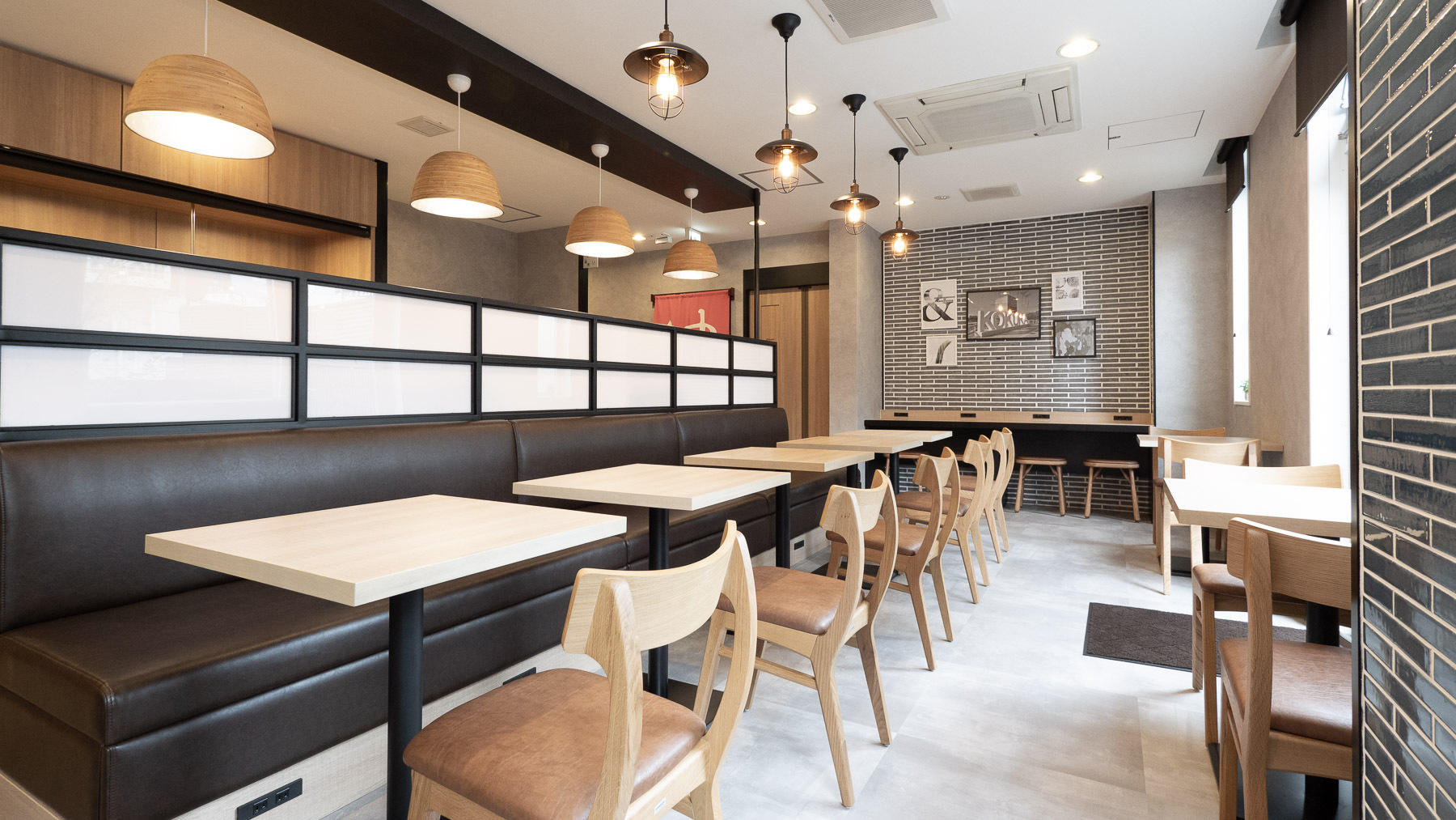 朝の陽ざしに包まれたロハスラウンジで美味しい食事を