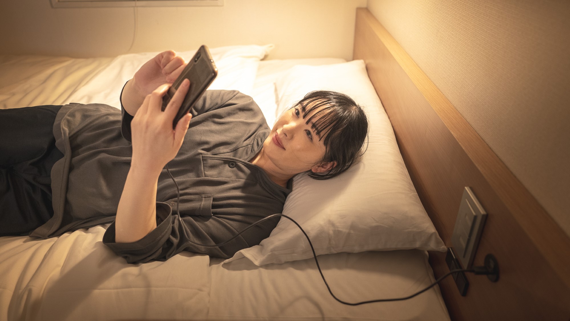 ベッドに横になりながら楽々充電♪