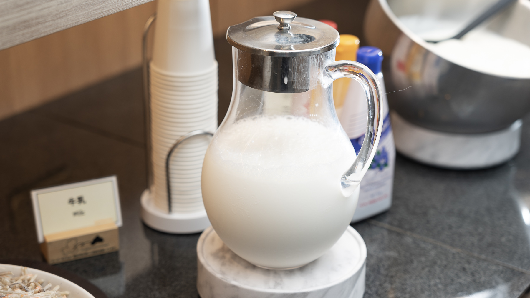 牛乳を飲んで朝から健康に！