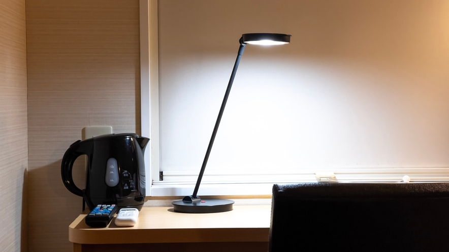 客室は睡眠前に適した明るさのため、仕事や勉強をされる方には電気スタンドの貸出も