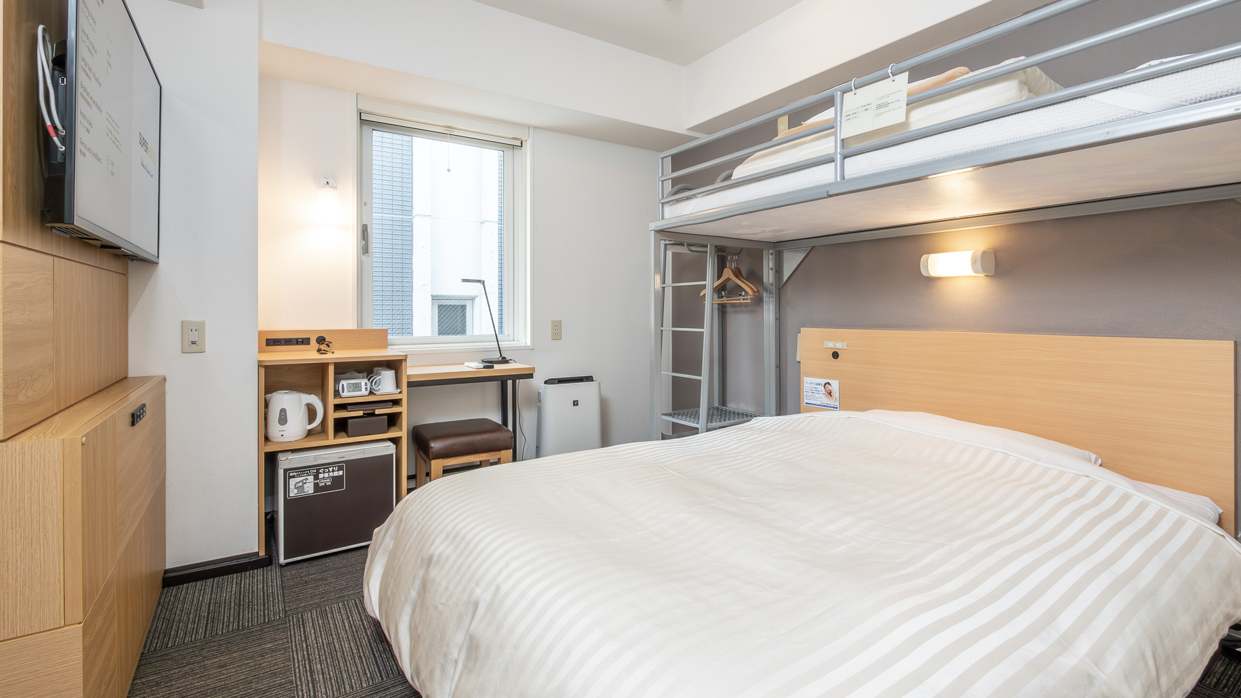 ダブルベッドとロフトベッド付