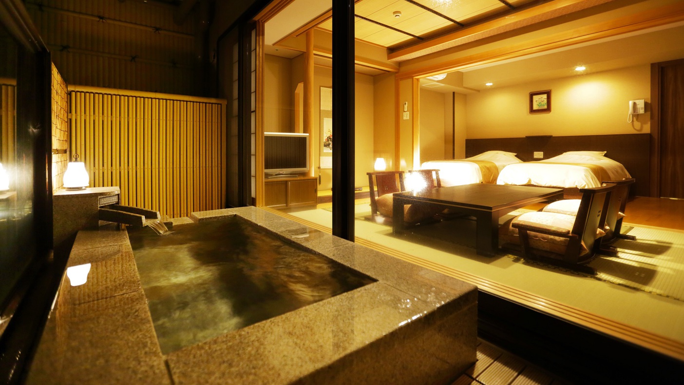 【露天風呂付き客室】箱根の山々を眺めながらのんびりと湯浴みができる露天風呂客室。