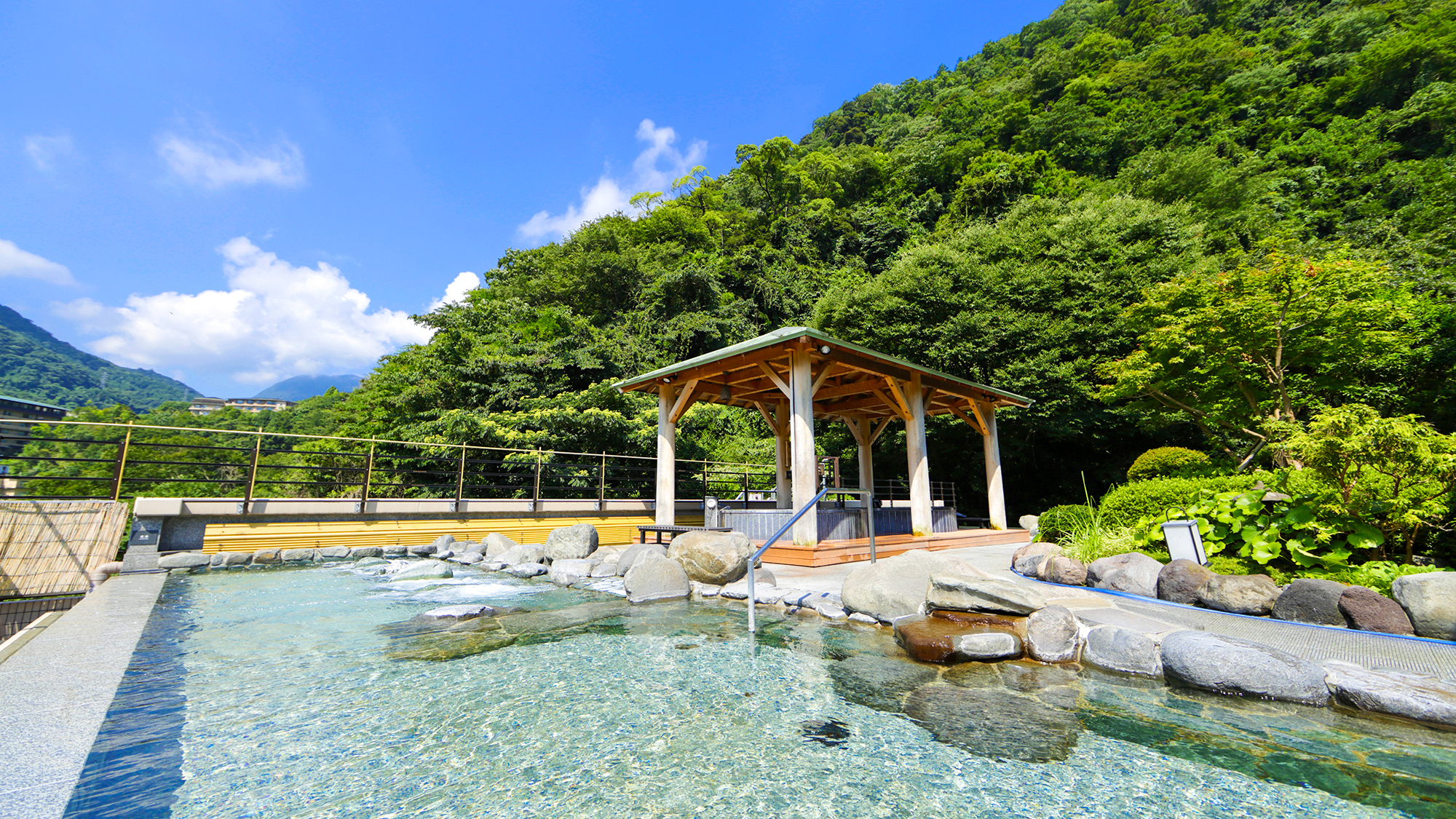 【天空露天風呂】箱根の豊かな四季を望みながら、温泉を楽しむ贅沢なひととき