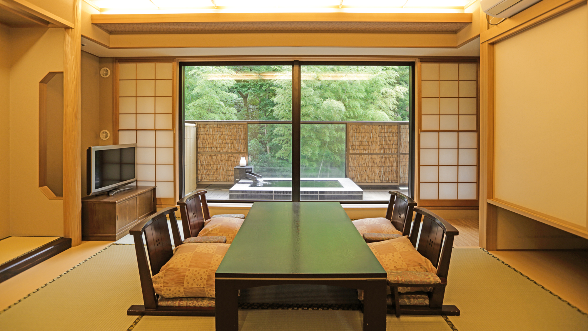 箱根の山々を眺めながらのんびりと湯浴みができる露天風呂客室。