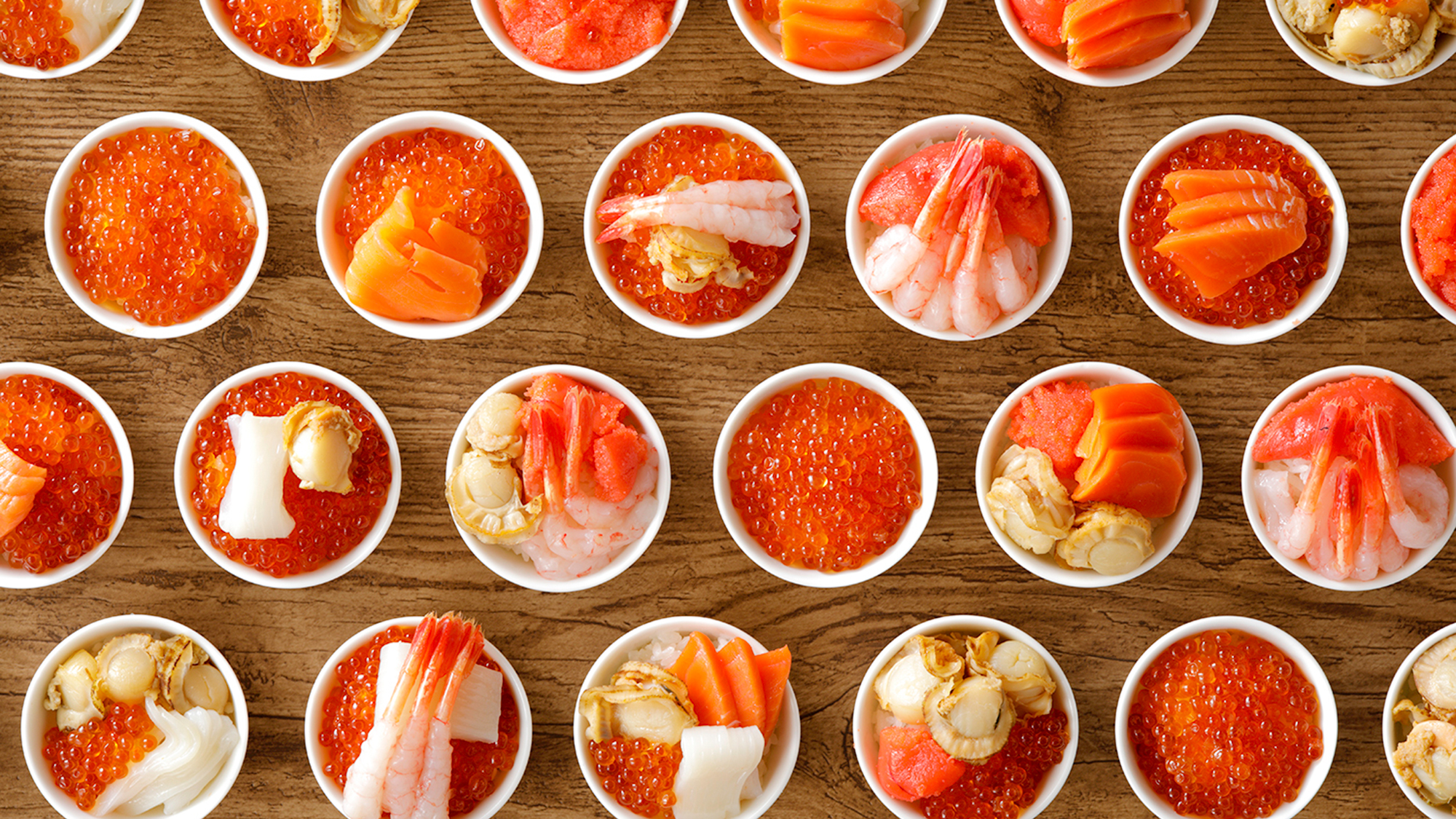 【朝食ブッフェ】新鮮な魚介類と美味しいごはん。素材は仕入状況によって当館料理長が常時4~5種類を厳選