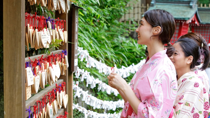 【庭園】縁結び：すてきな恋の願いがしたためられた絵馬がたくさん並んでいます！