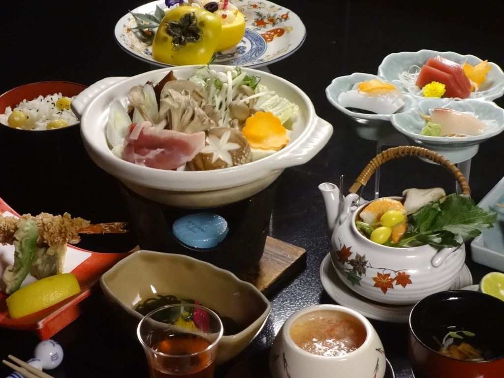 秋の味覚・国産あい鴨入りきのこ鍋と松茸の土瓶蒸しプラン！特別室「鶴の間」(１泊２食付２名様〜)