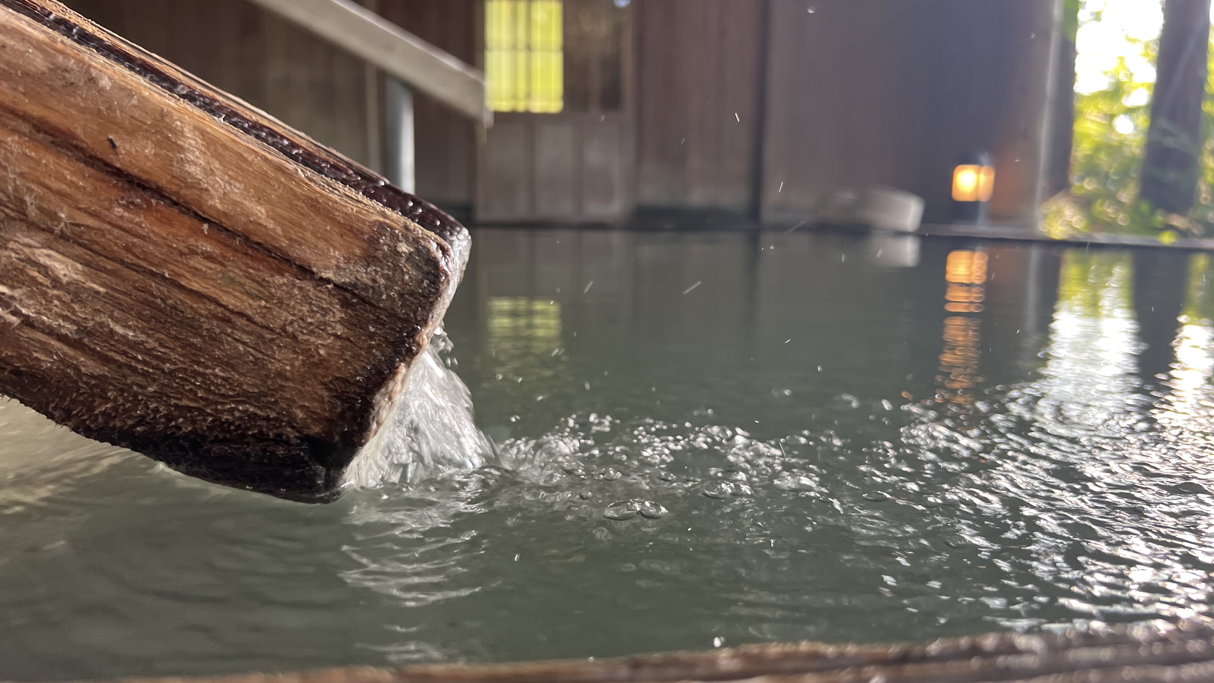 茜の湯　樋から流れる湯
