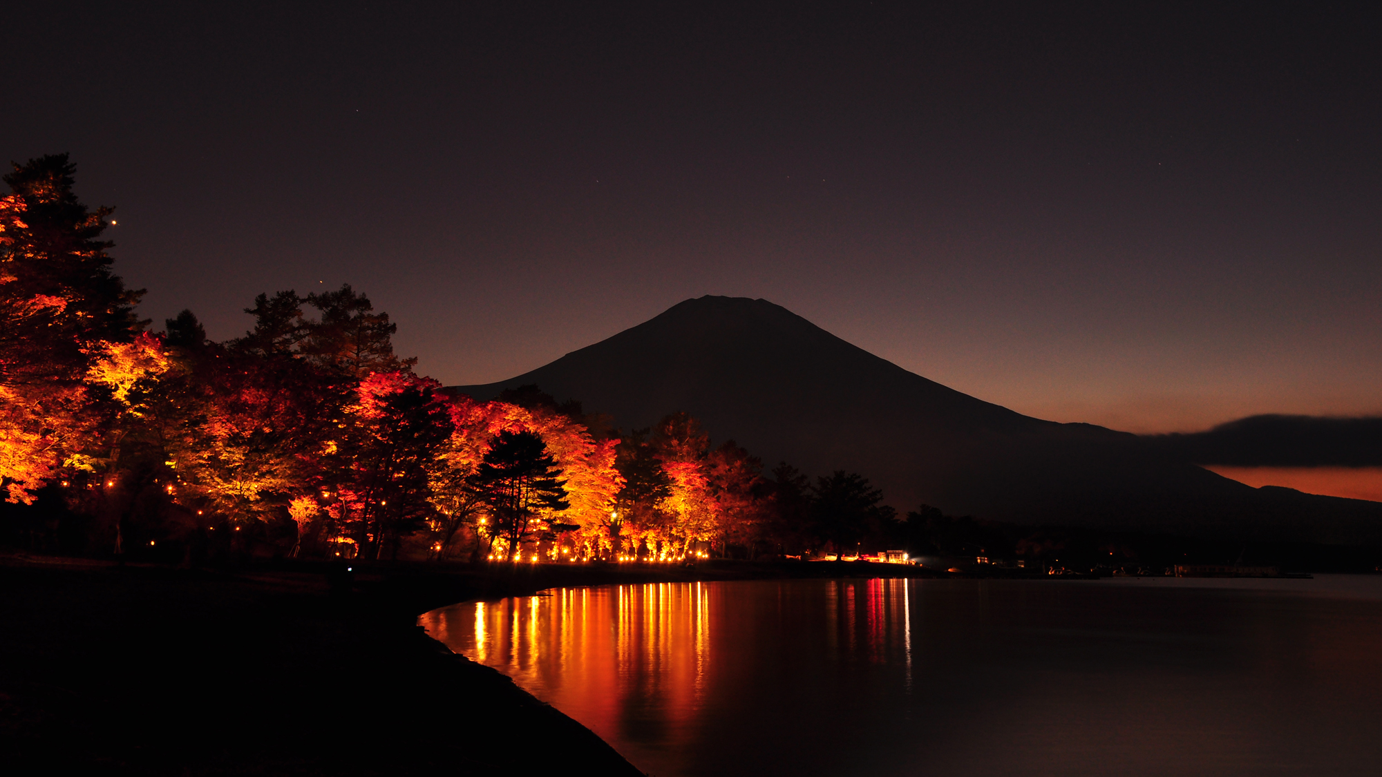 幻想的な山中湖　紅葉祭り＊