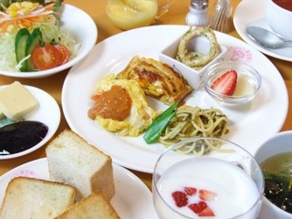 10品の朝食は彩り綺麗な食卓