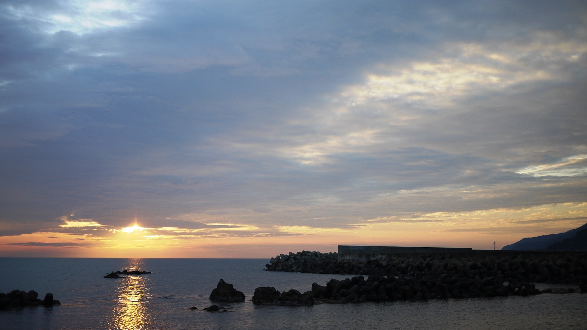 *【周辺】日本海に暮れゆく美しい夕日を楽しめるのも当館ならでは！