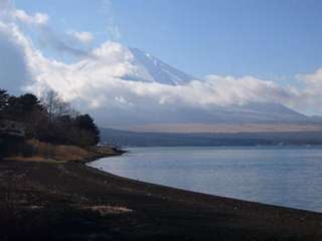 三日月湖とも呼ばれる山中湖。湖畔まで徒歩数分♪