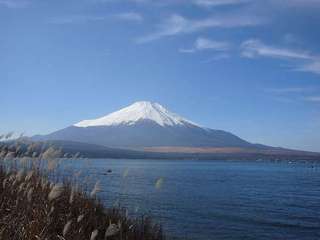 富士山に一番近い湖、五湖中一番大きい山中湖♪宿から徒歩数分！