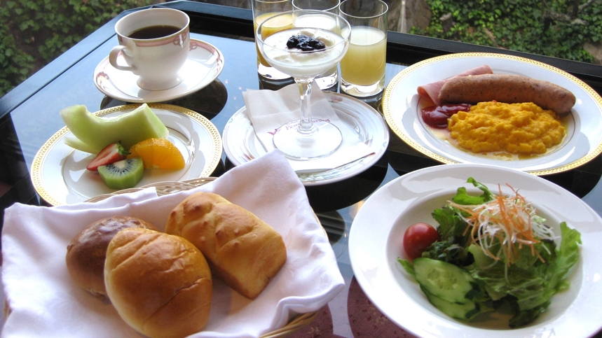 【朝食付】品数豊富な朝食バイキングで爽やかな朝を＆ご宿泊者皆様への特典付