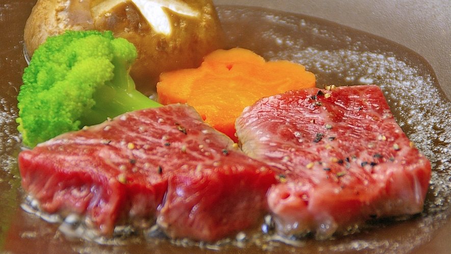 *夕食（一例）ジュージューと音をたてながら焼く“和牛ステーキ” 目で味わっても舌で味わっても大満足