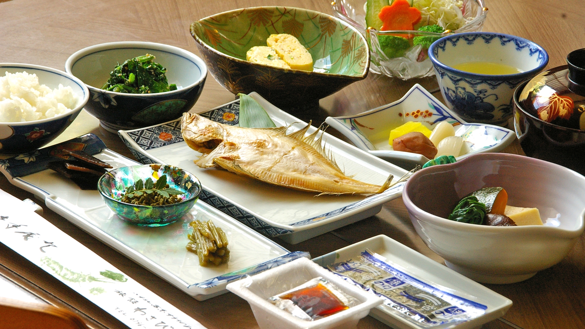 *朝食（一例）　ボリュームたっぷりの朝食は野菜の甘みや魚のうまみなど自然の温かみを感じられます。