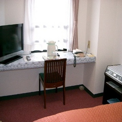 全てのお部屋に広々としたデスクがございます。ビジネスに受験勉強にご利用くださいませ。