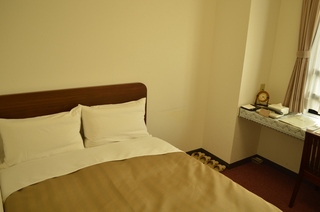 セミダブルベットルーム：二人でゆっくり休めます。