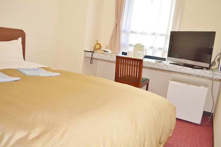 セミダブルルーム　無料Wi-Fiご利用頂けます。