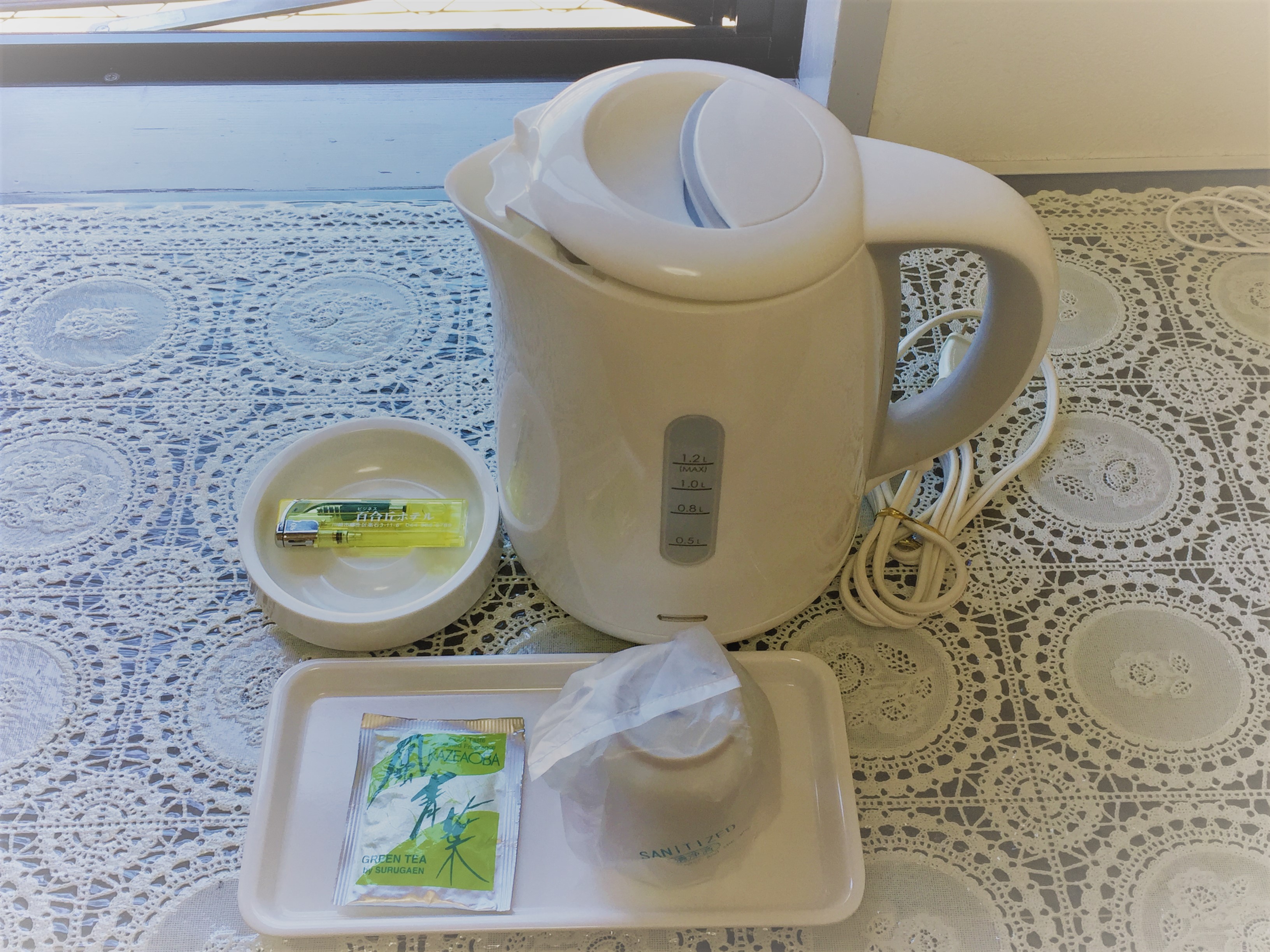 各お部屋にポットとお茶をご用意しております。無料でお飲みいただけます。