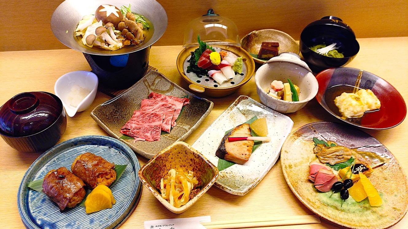 【２食付】季節の会席コース＆30品目以上の朝食バイキング付きプラン