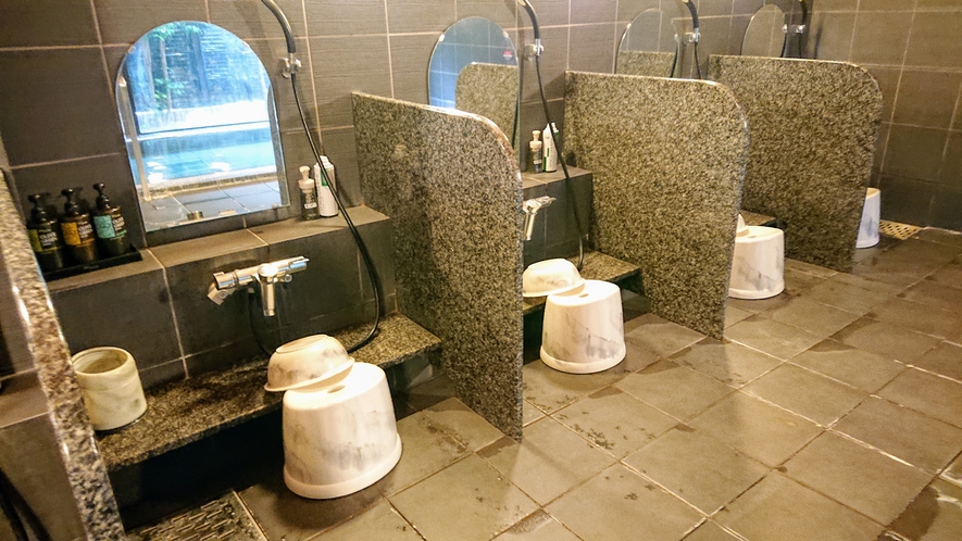 男性大浴場洗い場