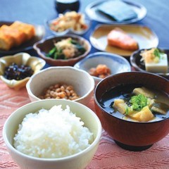 Ini juga direkomendasikan untuk orang Jepang. Hidangan rebus dan sup miso sangat enak.