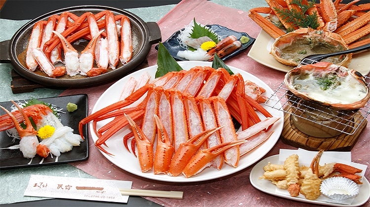 民宿 一(かず)のカニ料理。焼きガニとカニ刺し、カニ味噌の甲羅焼き