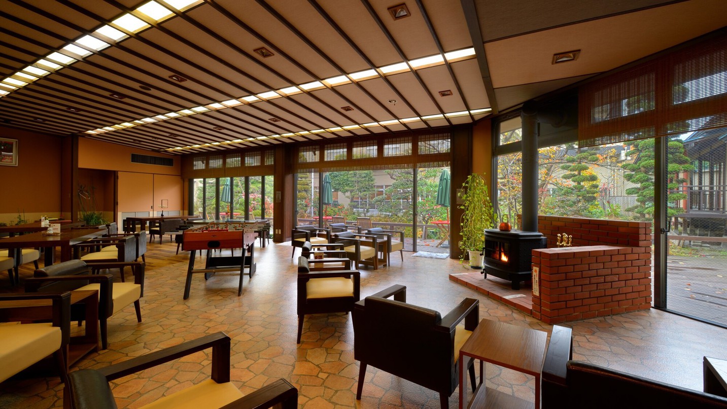 庭園を望むロビーで、火のぬくもりに包まれて