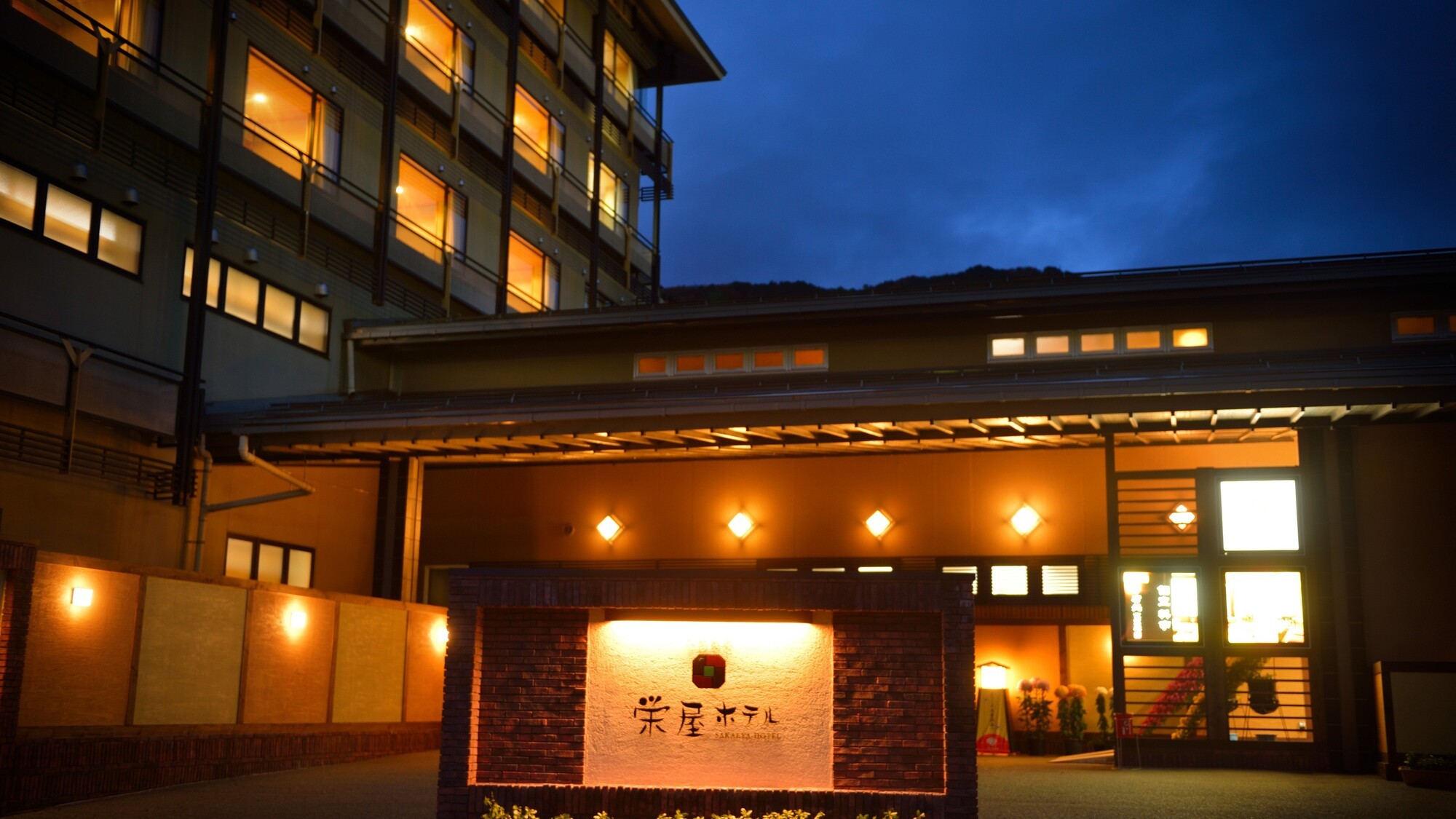 夜のとばりに浮かぶ、温もりあふれる佇まい