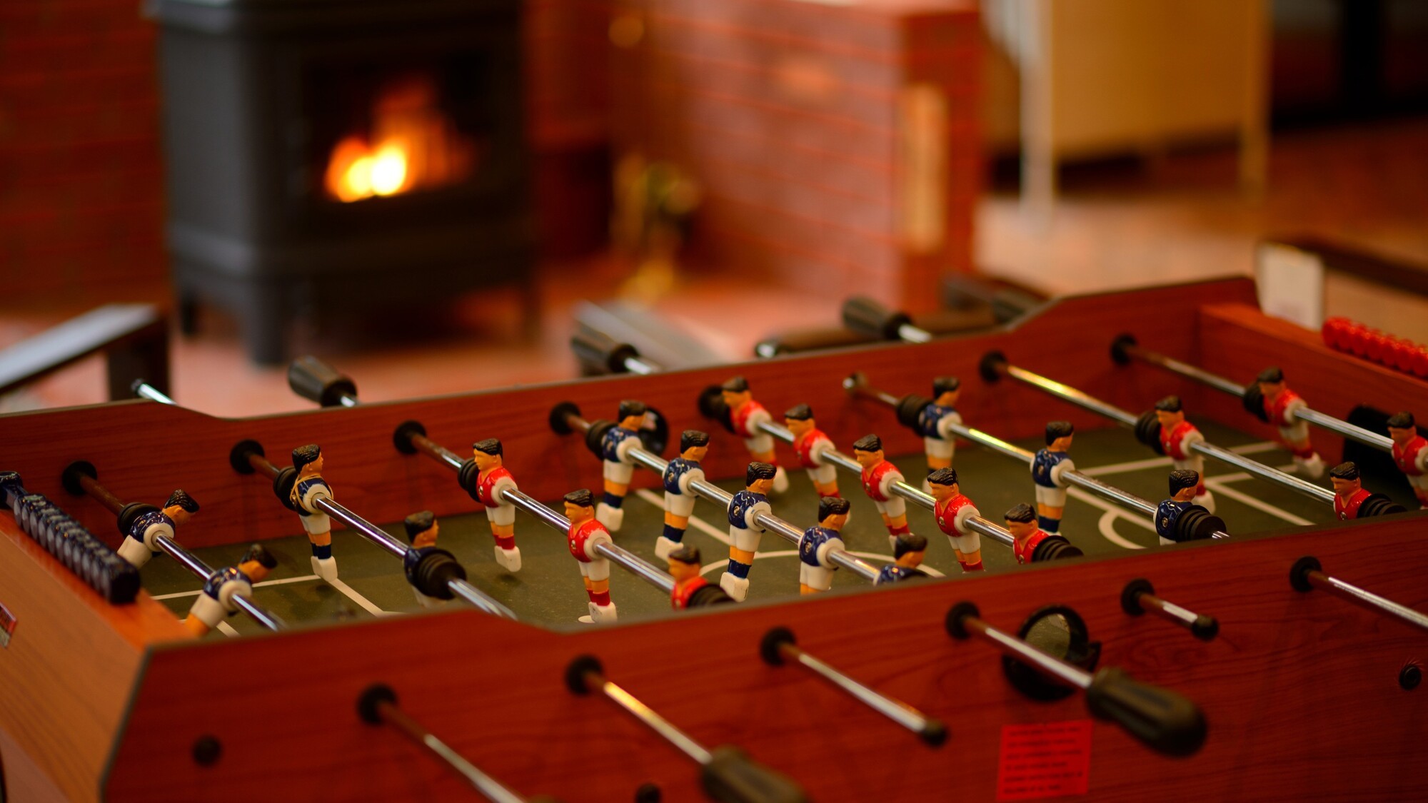 薪のぬくもりと遊び心に満ちた癒しの空間