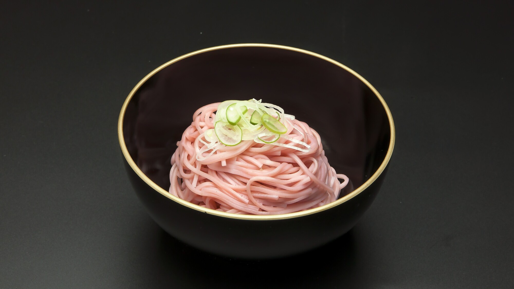 【出羽会席】山形名物・紅花入り麺。見た目も爽やかな一品