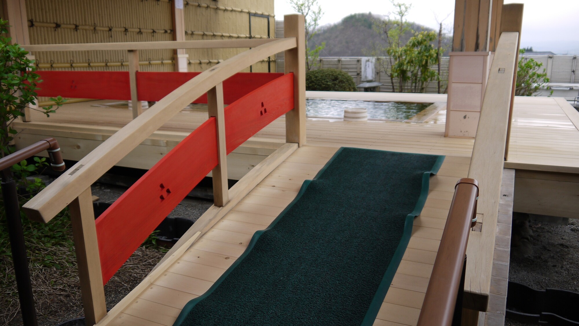 木の温もりに包まれた屋根付き展望露天風呂