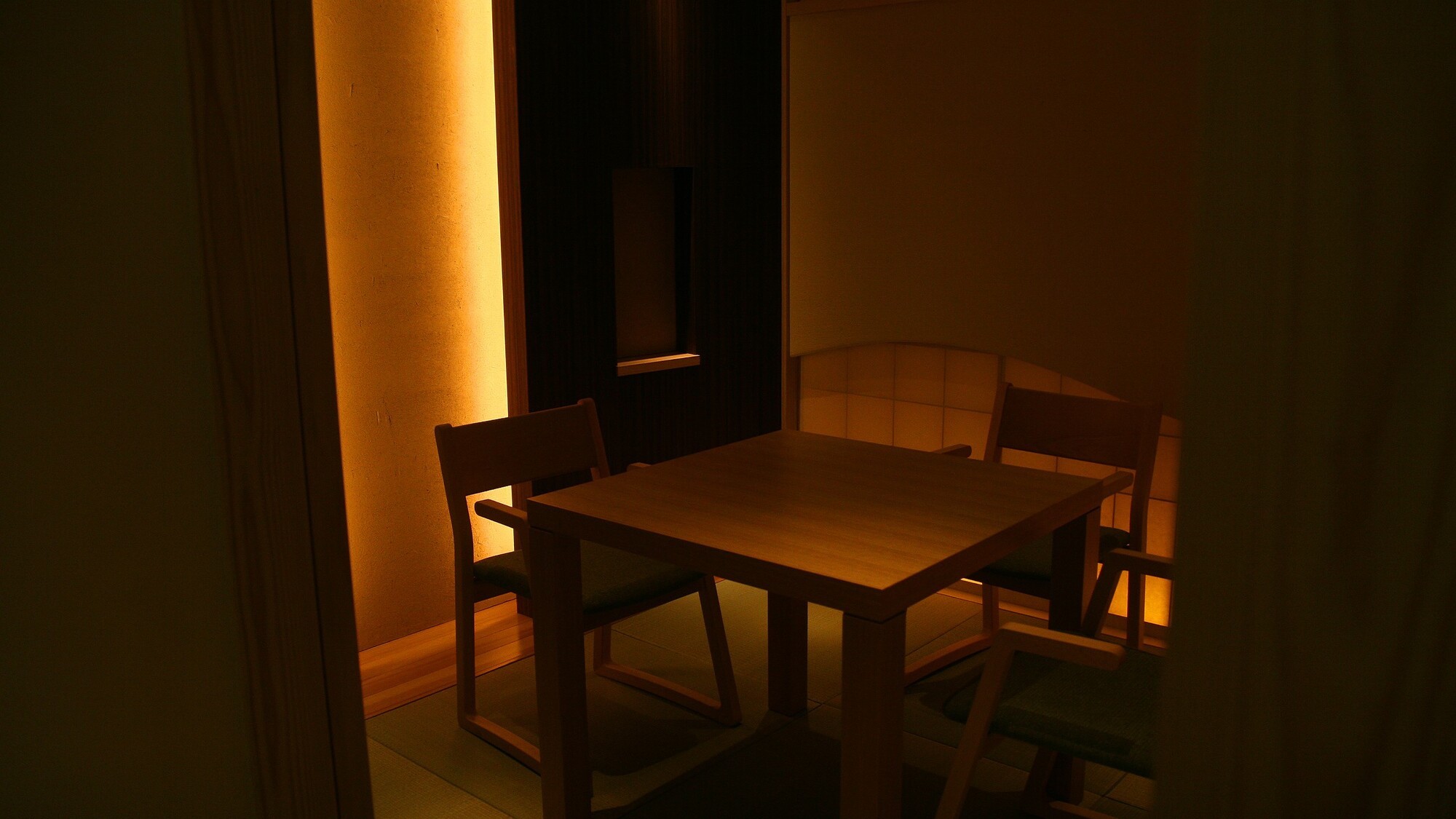 静かに語らえる、やさしい灯りのプライベート空間