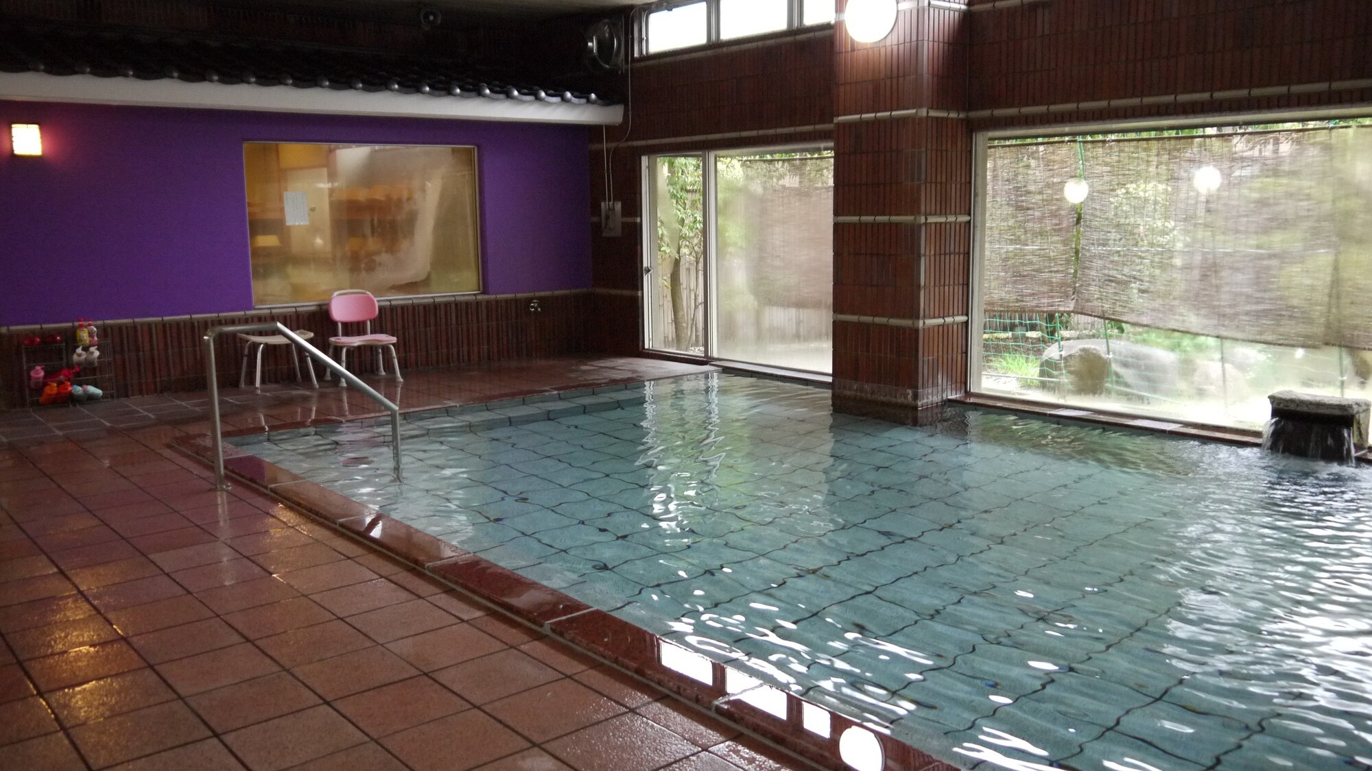 安心の手すり付き、広々とした大浴場