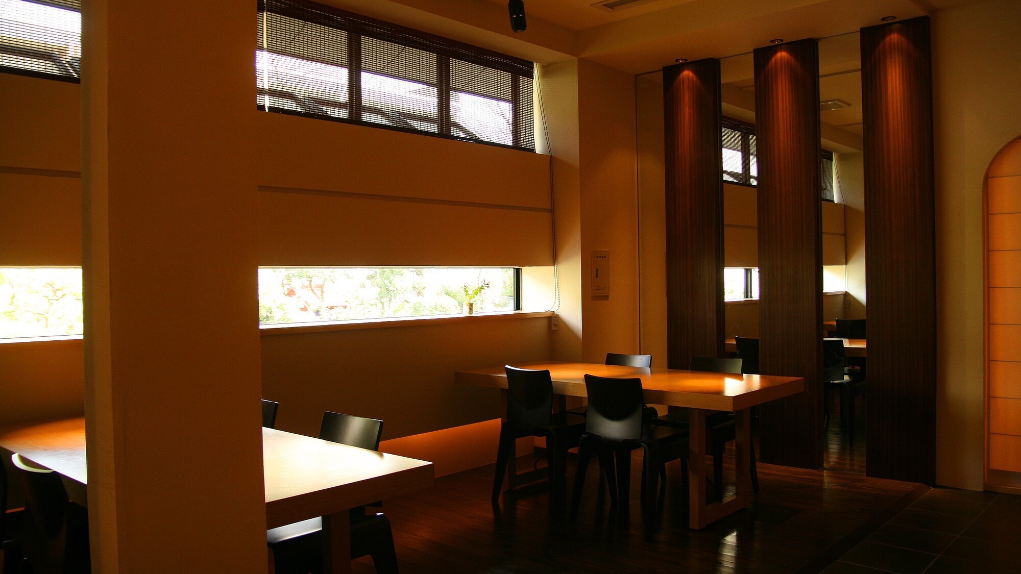 やわらかな灯りに包まれる、落ち着いた食の空間