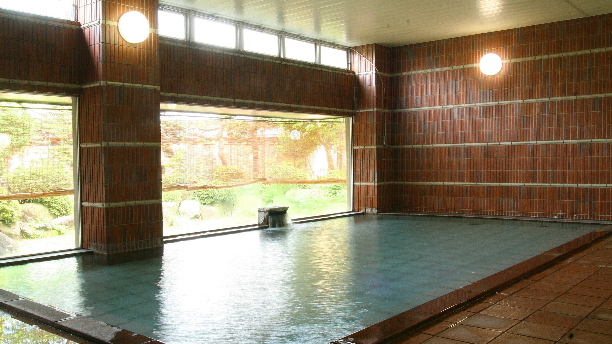 光差し込む大浴場でゆったりと