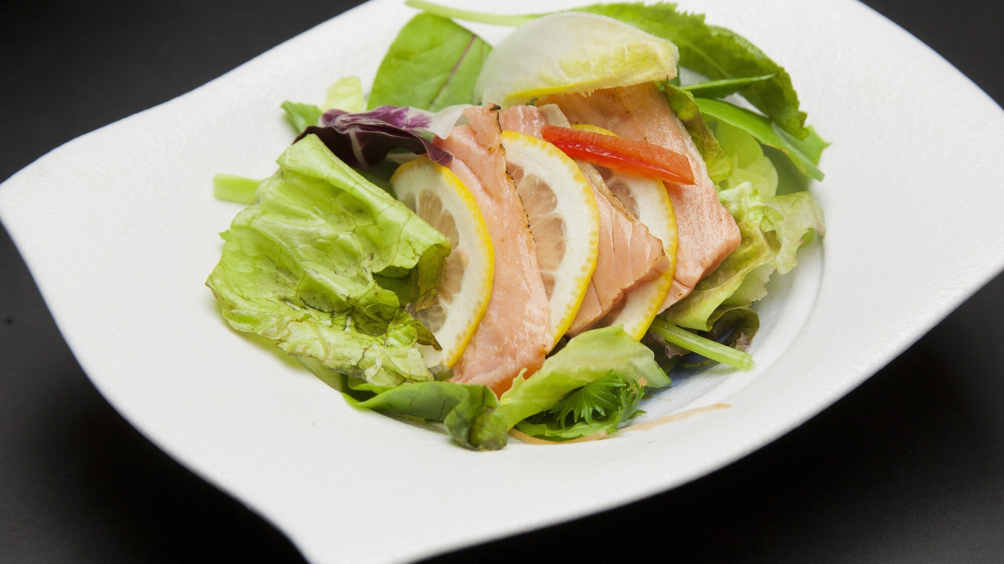 【牛しゃぶ芋煮満喫プラン】サーモンと爽やかレモンのサラダ