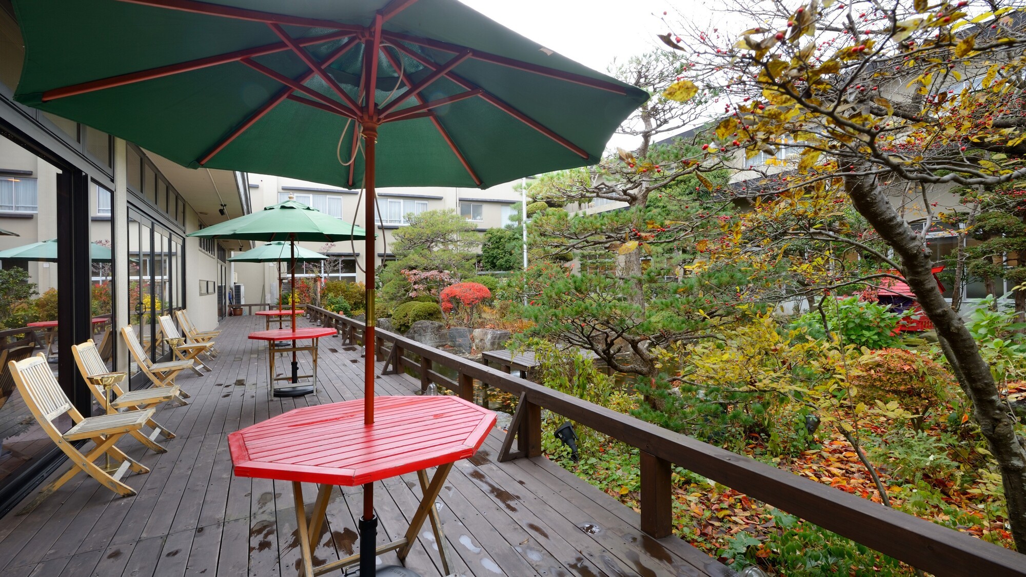 池のせせらぎに癒される、贅沢なテラス時間