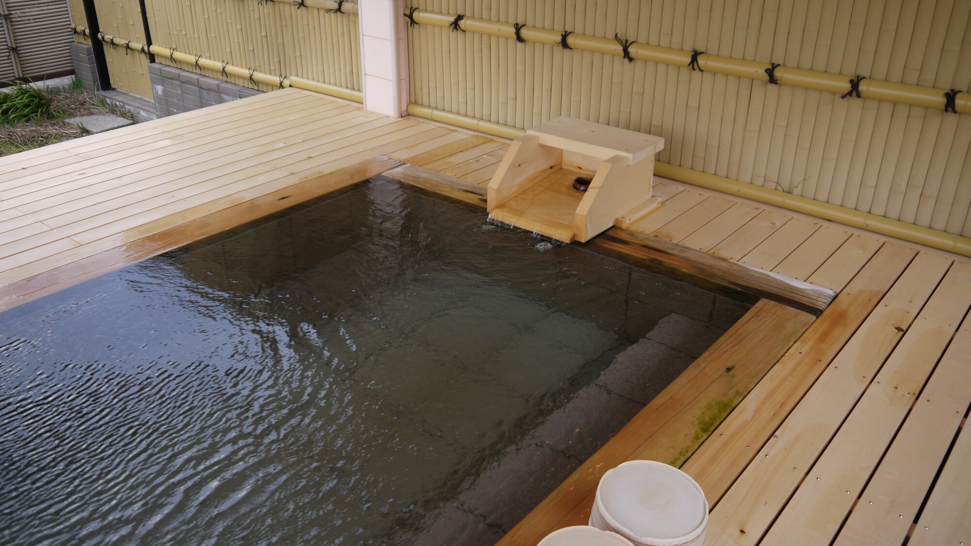 やわらかな木の空間で、心もほどける展望風呂