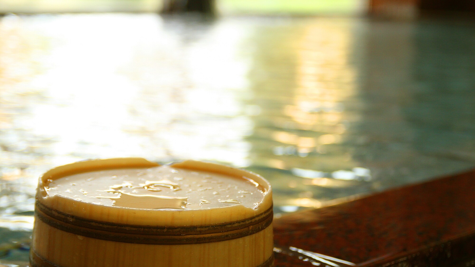 木桶とやわらかな温泉で、ほっと一息