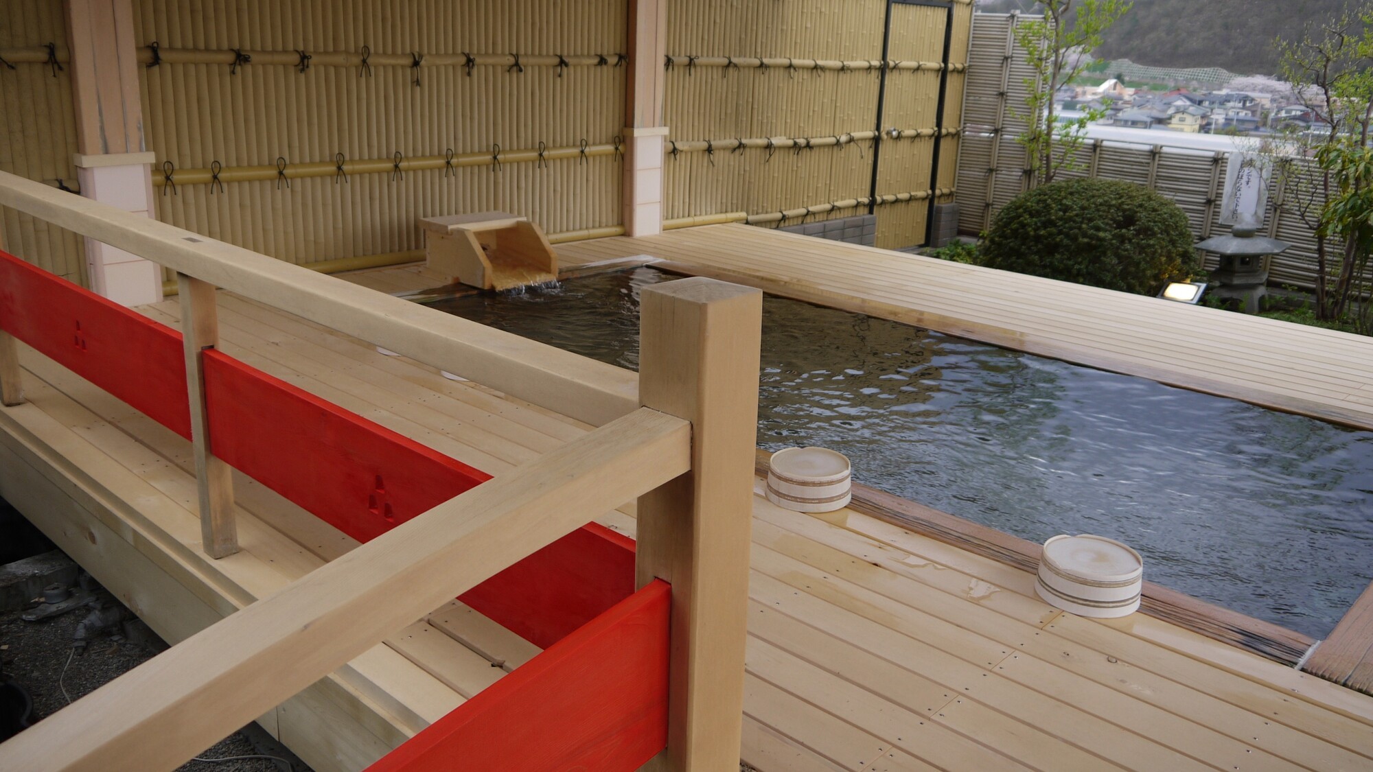 やわらかな木の空間で、心もほどける展望風呂