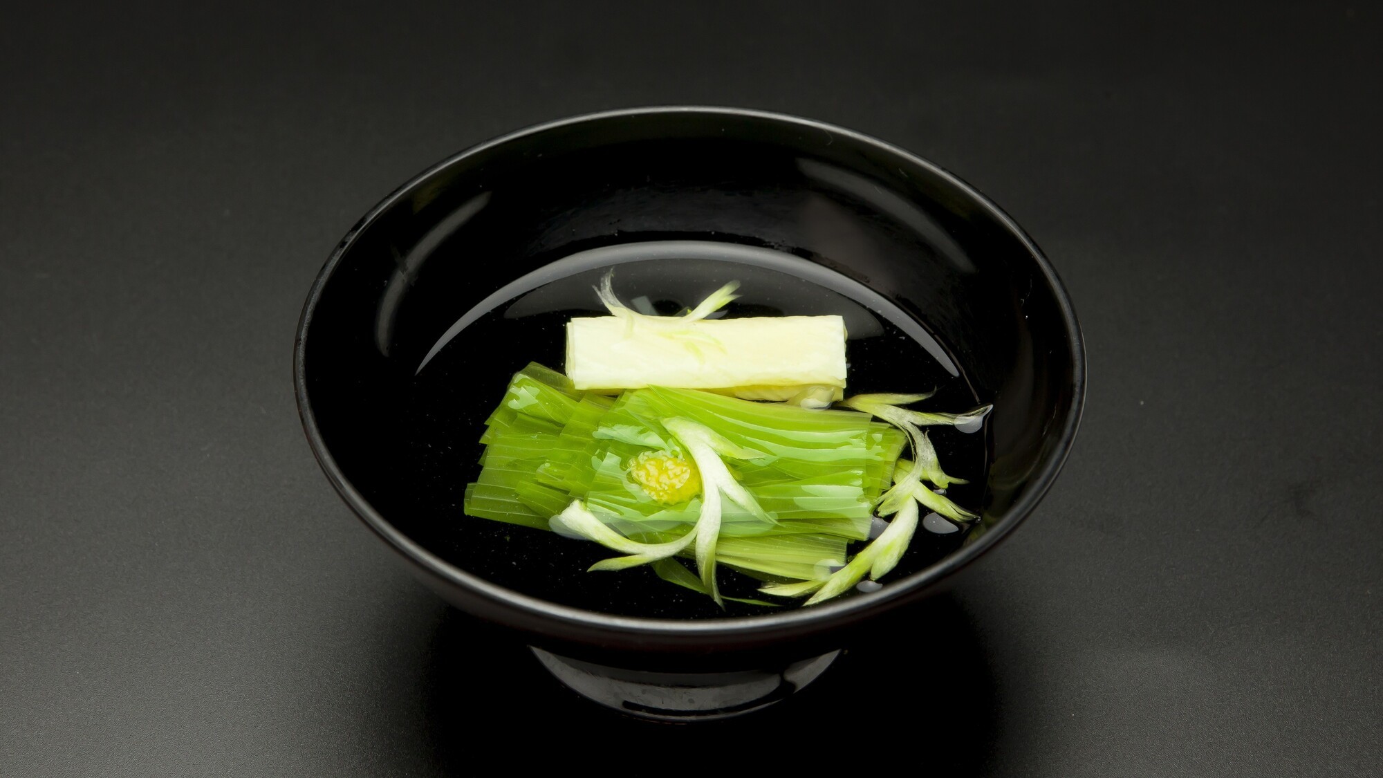 【奥羽会席】上品な香りと旨み広がる、澄んだお吸い物