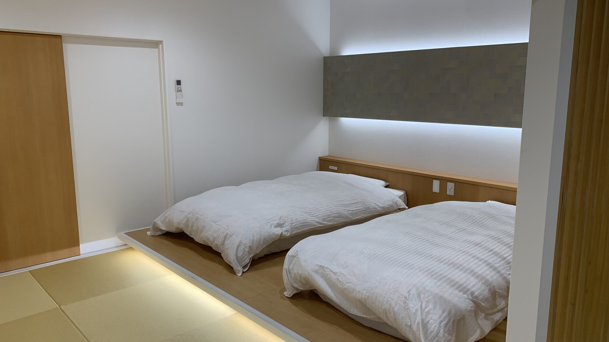 新東館和洋室１０畳　シモンズベッド