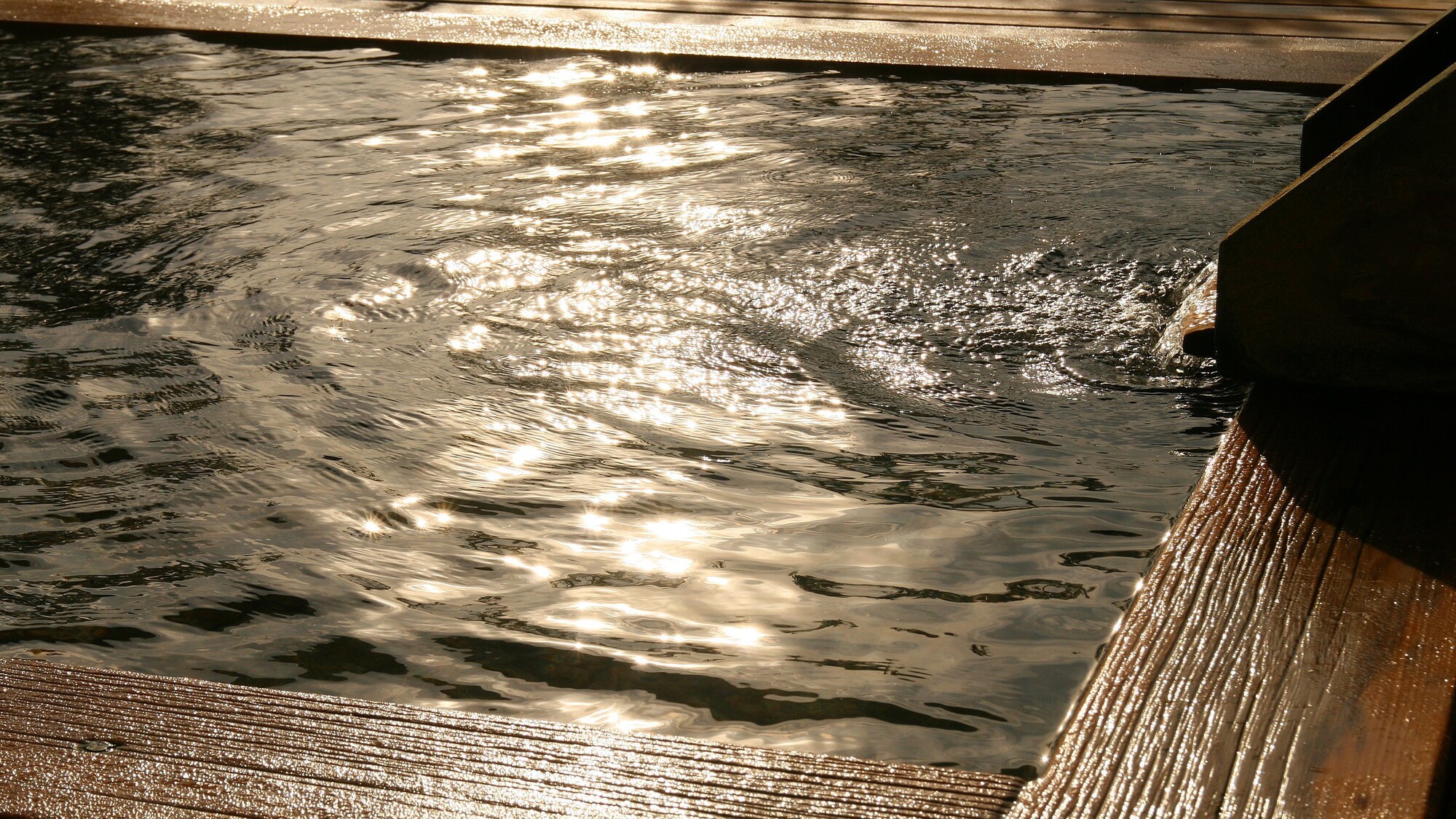 こんこんと湧き出る無色・透明の湯は、飲湯もできる良質の源泉